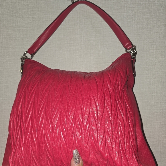Euc Coach Madison Gathered Twist Phoebe shoulder bag in raspberry red leather - Picture 4 of 5